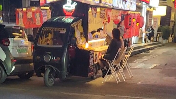 47 tệ ăn mì kéo đường phố, giờ hiếm thấy ở chợ đêm rồi