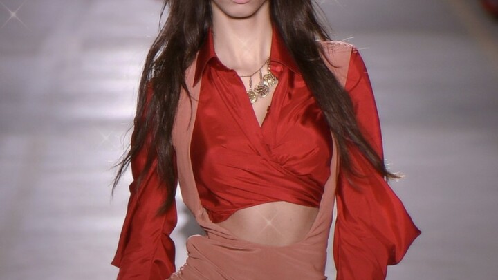 Gaya angkuh sekaligus goyang keren—begitu aku muncul, semua langsung terpesona!