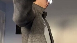 眼镜亮起来的那一刻，就知道这个男人不简单