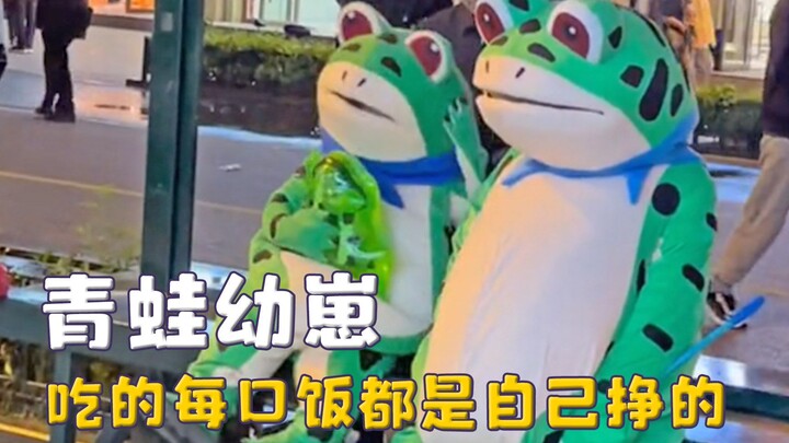 Katak kecil yang tak terjual itu telah tumbuh besar, menghalangi petugas lalu lintas agar tidak memb