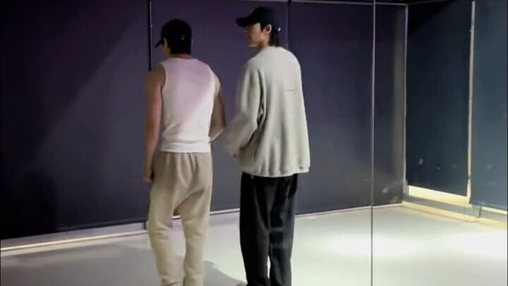 The "Trouble Maker" practice room version is here! Huang Daqi, why are you still being so gentlemanl