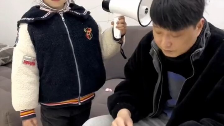 جاو ميانياو تُحبط أبي تمامًا وهي تمسك ببوق صغير لتروّج لخطورة التدخين!