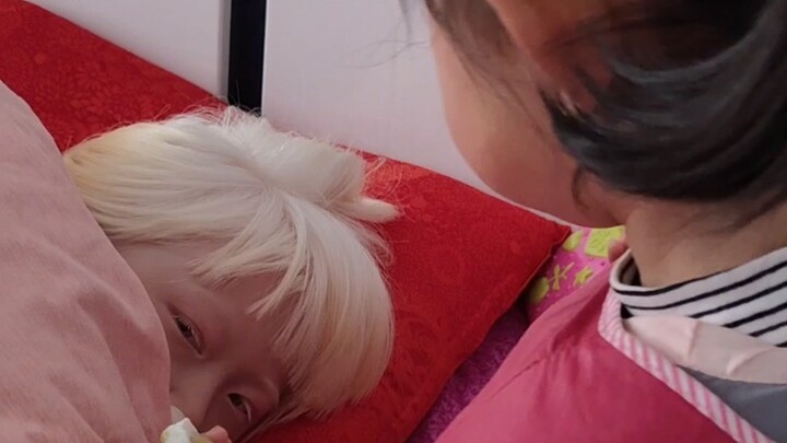 Hôm nay Đường Đường không được khỏe; tuy em gái không biết phải an ủi thế nào, nhưng vẫn luôn ở bên 