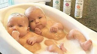 ทารกแฝดที่สนุกและน่ารักที่สุดเล่นด้วยกัน 3 - วิดีโอแฝดเด็ก