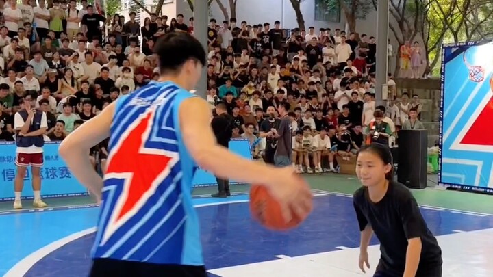 这十四岁？？？我十四岁的时候真打不过她😭