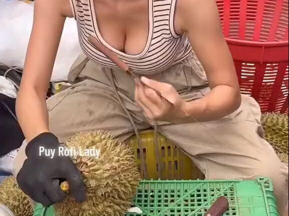 Siapa yang mau beli durian? Pedagang di bawah terik matahari memang tidak mudah
