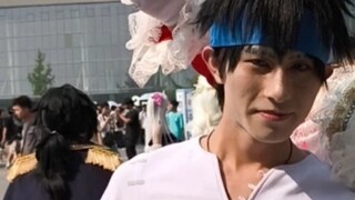Holding a giant Baji and cosplayer stamp collection! How will they react?
