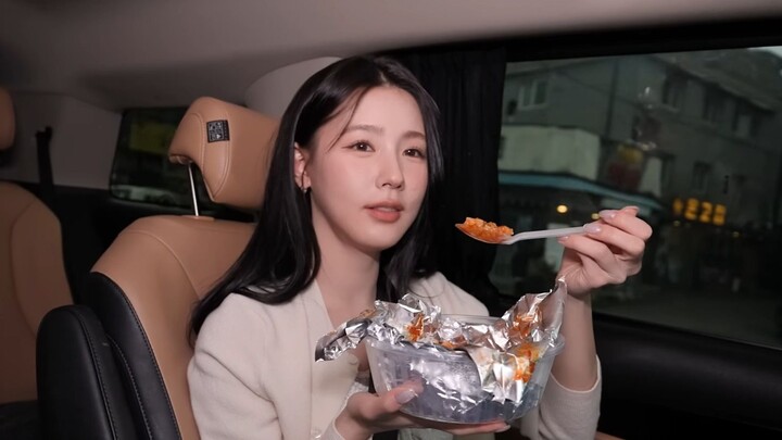 【Zhao Meiyan】Makanan favoritnya adalah masakan Tiongkok, hampir setiap hari ia makan mapo tofu dan n