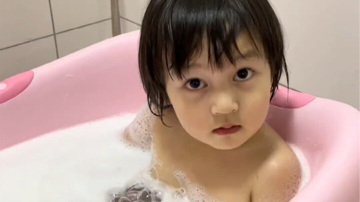 😑😑 Benar-benar anak lelaki besar yang suka berbagi seperti ibunya~