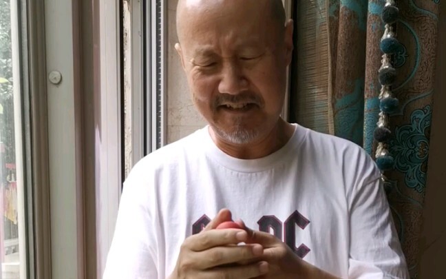 Aprikot di rumah kita agak asam [tutup muka]