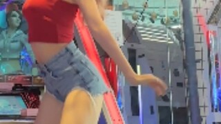 تنورة قصيرة حمراء مثيرة، رقصة ساحرة مع شعر مجعد كبير!