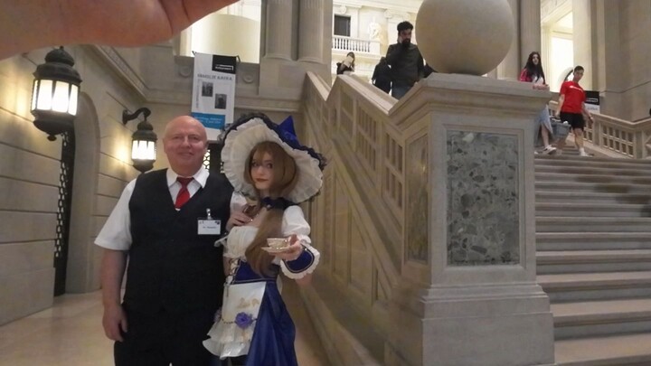 أخذت كوزير ألماني إلى المكتبة للتصوير، فكان المنظر جميلًا لدرجة أن الموظفين كلهم طلبوا التقاط صورة م