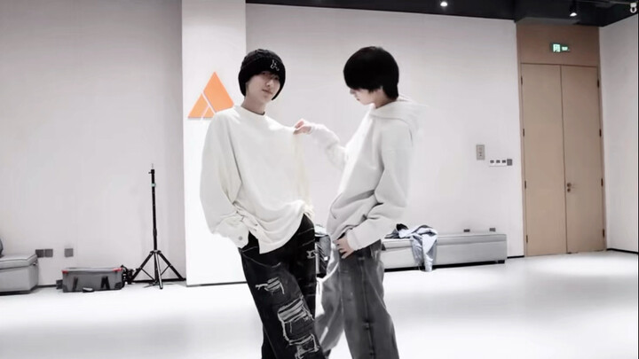 Kỳ văn | Các anh trai ơi, em sao lại ở đây nhỉ…