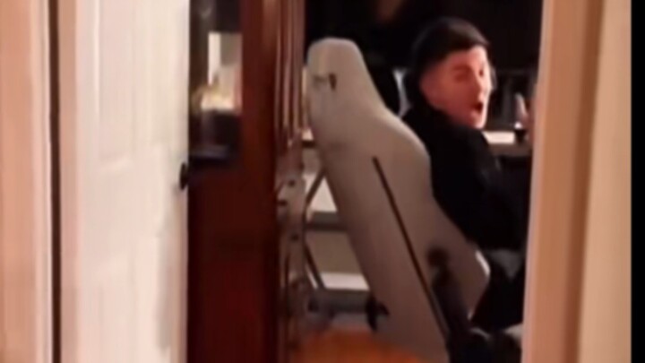 “Kehidupan Sehari-hari yang Lucu dan Nyata” Pura-pura Telepon, Lihat Pacarku yang Suka Ikut Campur!