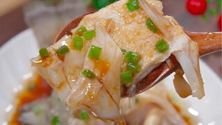 Banyak orang bingung, harus menambahkan minyak atau saus dulu saat mengukus ikan kakap putih. Coba c