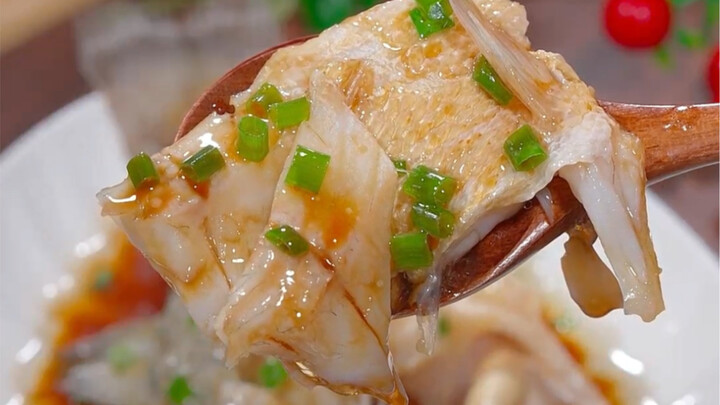 Banyak orang bingung, harus menambahkan minyak atau saus dulu saat mengukus ikan kakap putih. Coba c