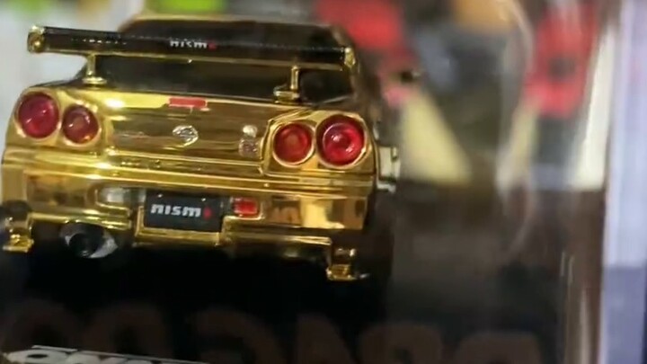 First time purchase limited edition! Model exhibition limited edition gold inno R34!