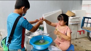 Các bạn nhỏ vui mừng khi Nàng Út Ống Tre về quê bán  món bánh lọt nước cốt dừa