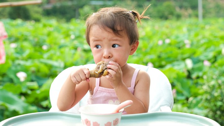Xiang Xingyan, just woken up, chews on a chicken leg — 4K single-take shot