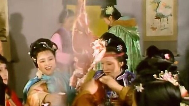 The young lady from the Jia family eats barbecue, new version VS old version, the new version is ful