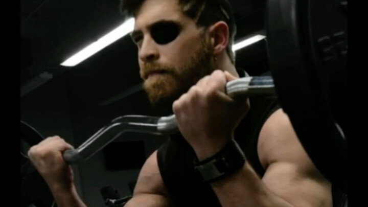 Anh chàng bị mù mắt trái quyết định cắt luôn kiểu tóc giống Thor.