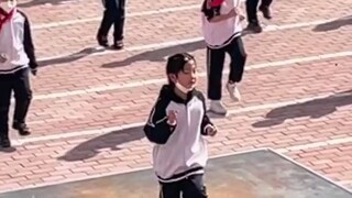 很奇怪，她跳的也很随意，为什么感觉就是比其他人跳的好？