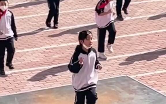 很奇怪，她跳的也很随意，为什么感觉就是比其他人跳的好？