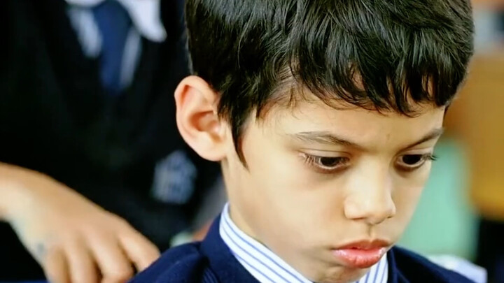 Bocah laki-laki menjawab soal matematika dengan ide-ide kreatif yang tak terduga