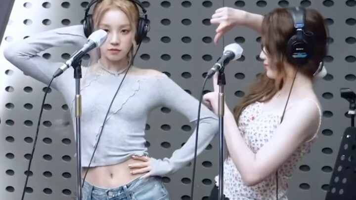 الجانبان يلتقطان صورًا لبعضهما البعض... متى تبدأوا بالترفيه، فأنتما الأفضل!