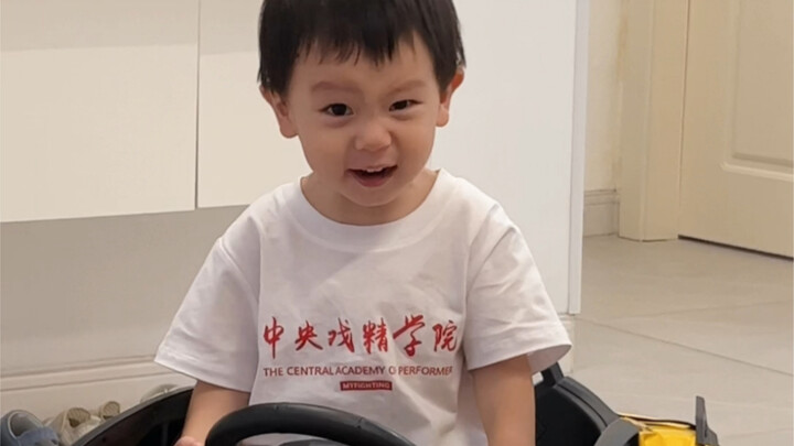 هذه القطعة من الملابس حقًا اختارتها لكِ أمّكِ بشكل ممتاز.