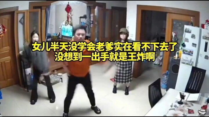 Con gái học mãi nửa ngày vẫn không xong, ông bố tức quá không chịu nổi, ai ngờ vừa ra tay đã là chiê