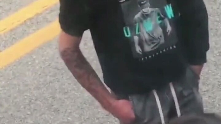 "Pemuda penuh semangat" menggigil kedinginan, netizen: Sejuk sekalipun tetap harus memamerkan lengan