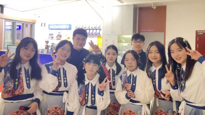 领导：扇子舞  ？    我：被骗了吧～寄明月+如今的我们（武汉光谷未来动漫社申请出战～