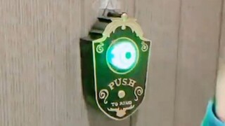 朋友家这个会眨眼的门铃也太吓人了～