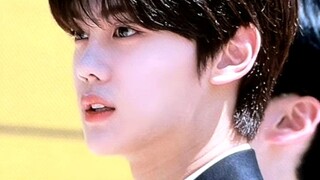 六大一浅牛仔裤直拍，狠狠伤到我了，镶边帅哥，可以多一点镜头吗？谢谢！