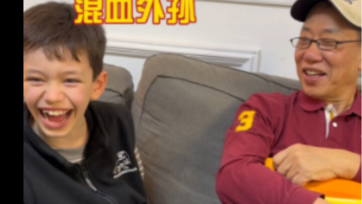 หลานลูกครึ่งสอนคุณตาพูดภาษาฝรั่งเศส ถ้าไม่ขำฉันยอมแพ้!