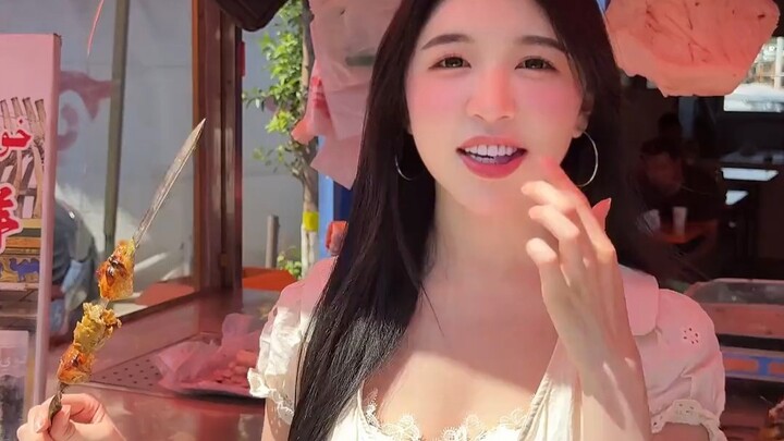 Cô gái Malaysia lần đầu tiên dạo chợ Bazaar Tân Cương