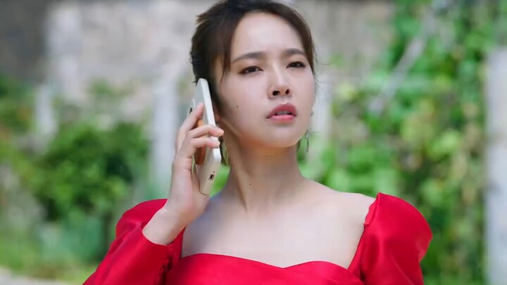 Dressed in a red dress, I thought it was a wedding and he was playing the suona—only to find out it 
