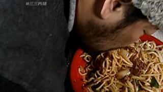 新疆暴徒刚杀了一车乘客，吃面的时候不慎暴露身份