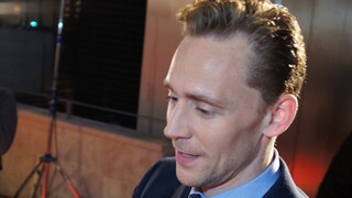 Một người hâm mộ nam hỏi Tom Hiddleston rằng anh có còn độc thân không, và Tom Hiddleston trả lời, "