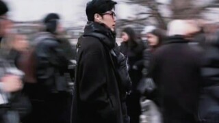 Passersby met Xiao Zhan at Notre Dame de Paris. He was tall and handsome, wearing a long coat and bl