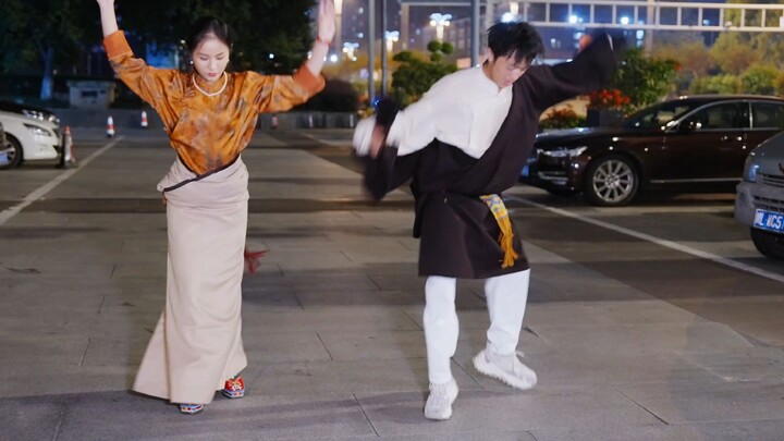 Yongji and Qiuji perform "Abho"