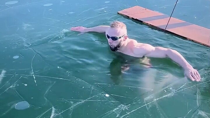 Upaya gila di bawah es, nyaris tak bisa keluar