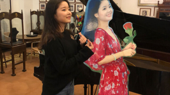 Netizen bilang sangat mirip dengan Teresa Teng saat muda.