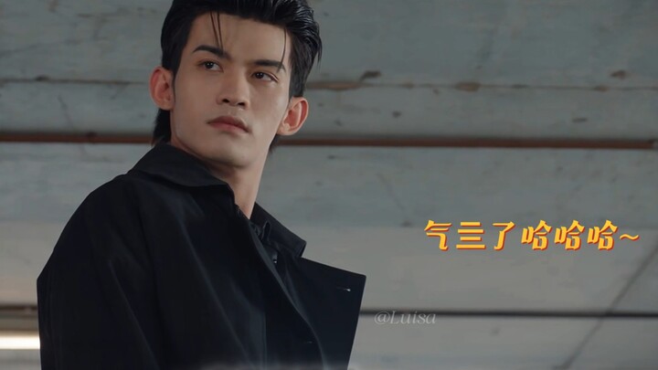เซียวหันกลับไปเห็นด้านหลังว่างเปล่าไร้ผู้คน ขณะที่ฝั่งตรงข้ามกลับมีกองทัพนับหมื่นนับแสนยืนเรียงราย ฮ