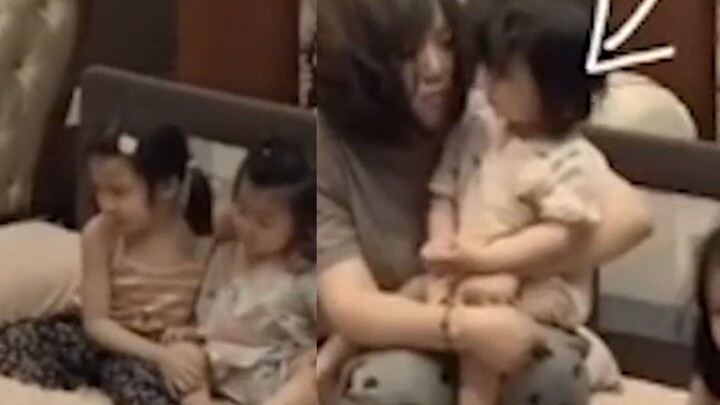 เด็กน้อยน่ารักสองคนตื่นขึ้นมากลางดึกเพราะเสียงกรนของพ่อ พวกเขานั่งเงียบๆ ข้างเตียงเพื่อฟังเสียงกรนขอ