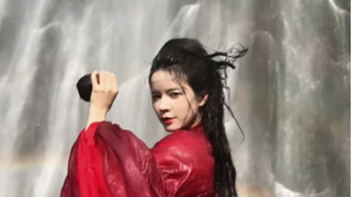 瀑布下仿佛进入到了武侠世界，来享受这醉意江湖吧【圣微】