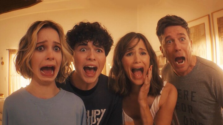 The whole family of five swaps souls—including with the dog! Netflix fantasy comedy "Family Swap" tr