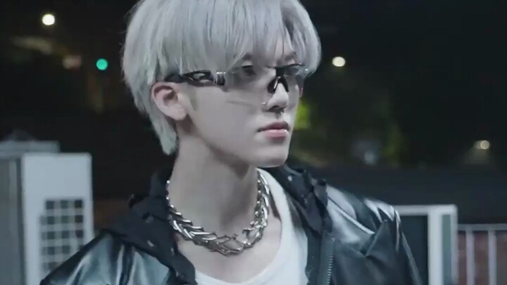 Saya bilang ini idola pria K-pop aktif yang paling tampan.