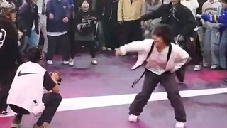 "Khi hip-hop cypher chơi APT và Boombayah" các vũ công tự do chuyên nghiệp sẽ thế nào?